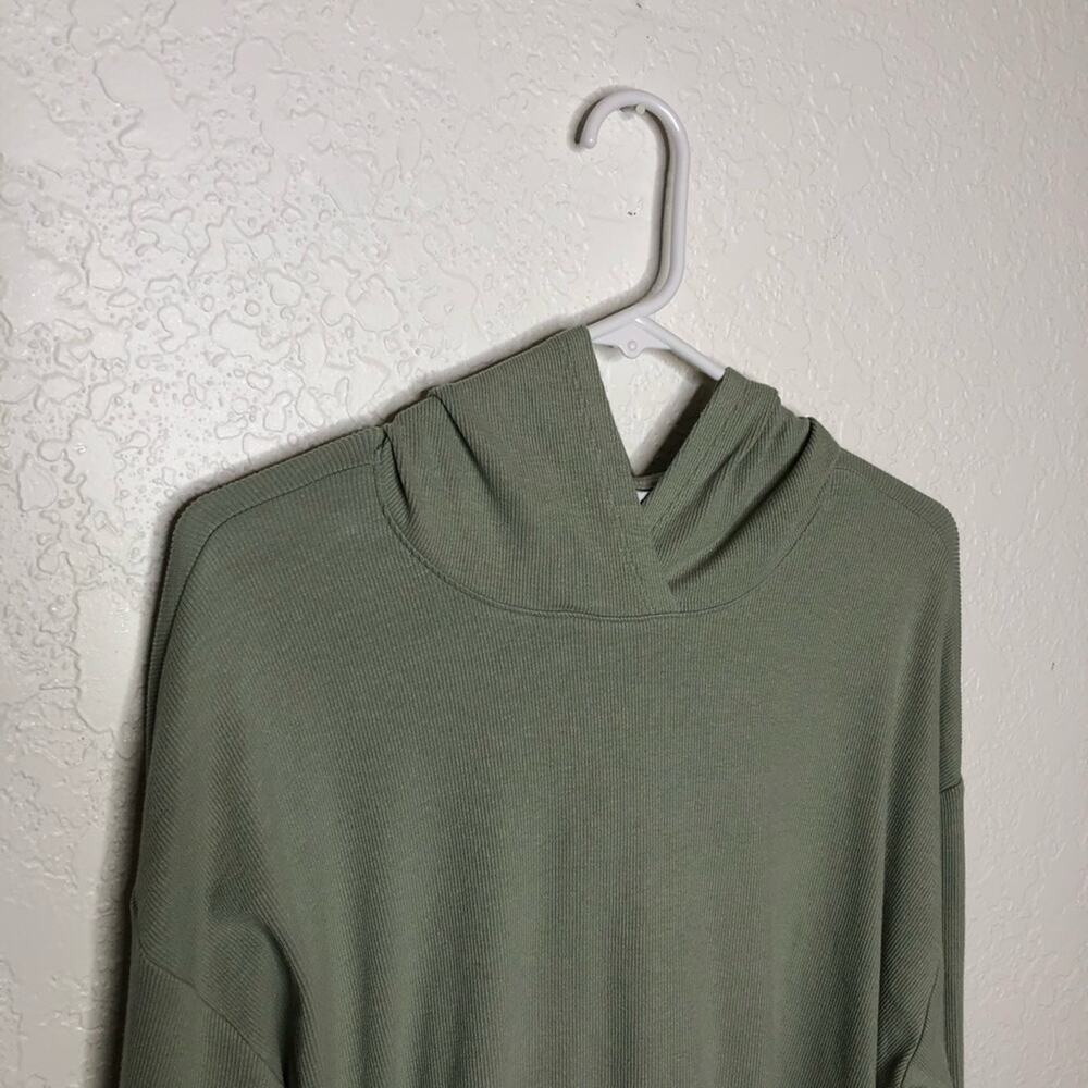 Athleta‎ light sage green ribbed knit hooded cropped top size Medium - Picture 2 of 14